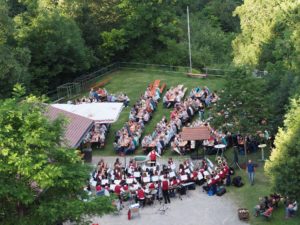 Musikkapelle und Gäste von der Ruine